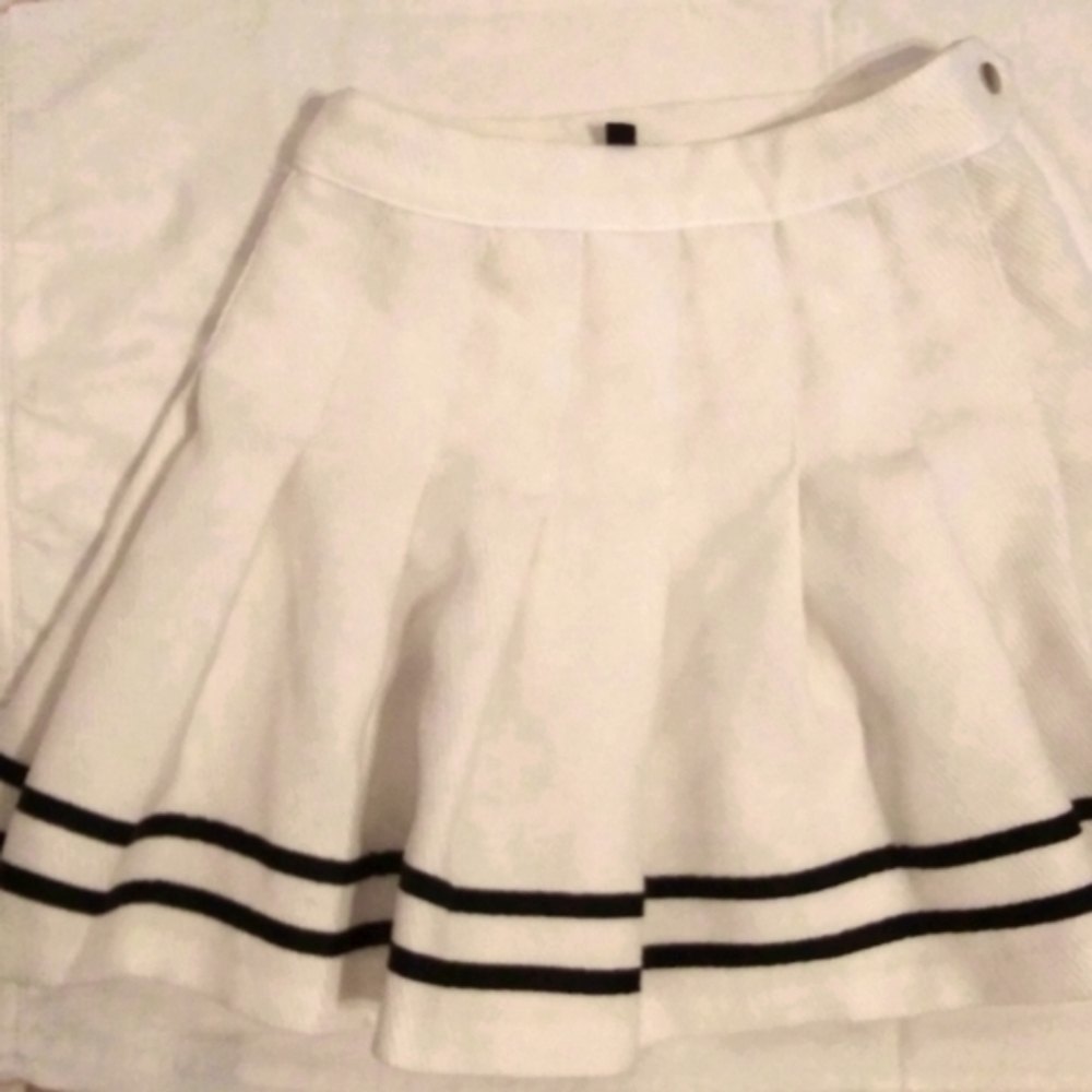 Divided pleated sailor mini skirt